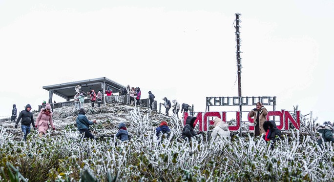 Hàng ngàn du khách bất chấp rét buốt lên đỉnh Mẫu Sơn ngắm băng tuyết