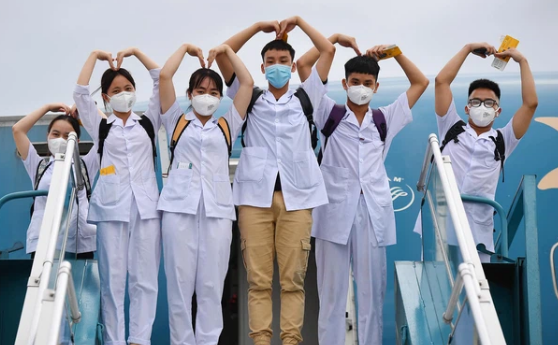 Hơn 300 sinh viên Hải Dương 'thần tốc' hỗ trợ 'tâm dịch' TP.HCM: Họ đã mặc sẵn đồng phục chiến đấu!
