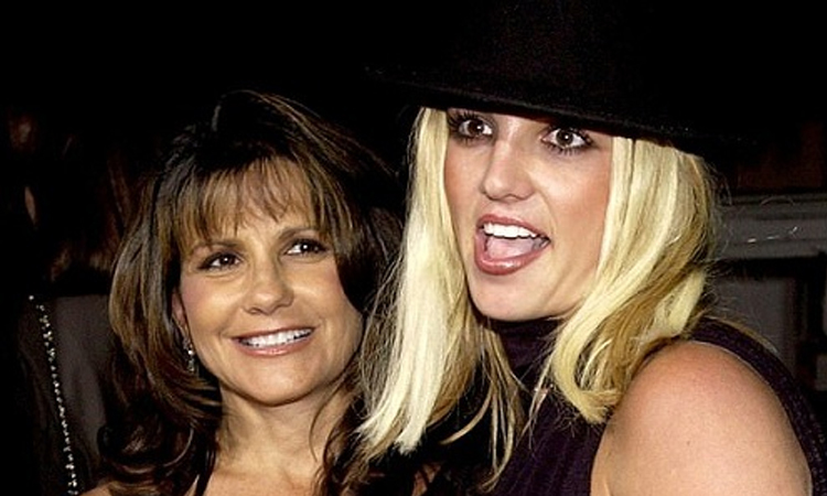 Britney Spears chỉ trích mẹ