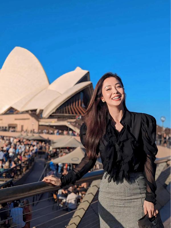 Jennifer Phạm khoe dáng ở Úc, fan tò mò bí quyết chăm sóc body và da